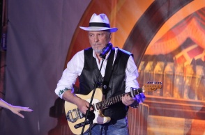 Ο Ρόμπερτ Ουίλιαμς κρατά την κιθάρα του σε συναυλία το 2018