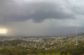 Σύννεφα και καταιγίδα πάνω από περιοχές στην Αττική