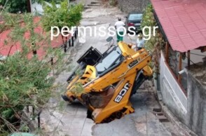Κακοκαιρία - Κατολίσθηση στη Λιβαδειά και σκαπτικό μηχάνημα στο κενό
