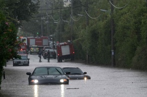 Η διαχείριση των προβλημάτων που δημιουργεί η κακοκαιρία από τις αρχές και η επίκληση σε ακραία καιρικά φαινόμενα.