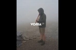 Μουσικός παίζει φλάουτο στον Όλυμπο