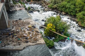 Μόλυνση σε ποτάμι από σκουπίδια