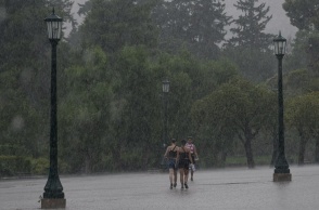 Πολίτες προσπαθούν να προστατευτούν εν μέσω καταιγίδας