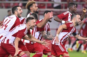 Οι παίκτες του Ολυμπιακού πανηγυρίζουν την πρόκριση στους ομίλους του Europa League