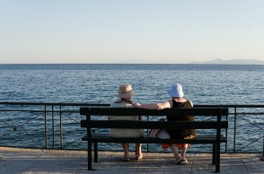 Δύο ηλικιωμένες κυρίες ατενίζουν τη θάλασσα από παγκάκι