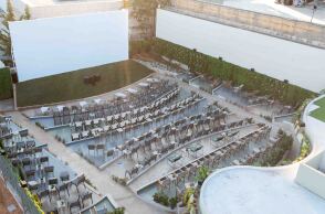 Cine Πολεμικό Μουσείο στην οδό Ριζάρη: Ο θερινός κινηματογράφος που άνοιξε το φετινό καλοκαίρι στην Αθήνα.