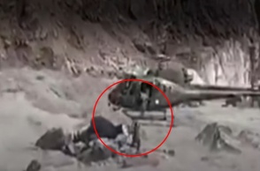 Ελικόπτερο σώζει άνδρα από τα ορμητικά νερά στο Πακιστάν