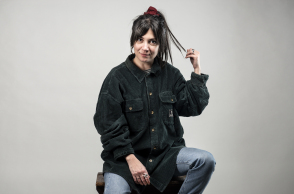 Dinara Records: Η Κωνσταντίνα Πανταζή, δημιουργός της δισκογραφικής ετικέτας που συνδέει τη Θεσσαλονίκη με τον πλανήτη του ανεξάρτητου ήχου, αφηγείται την ιστορία και τα μελλοντικά της βήματα. 