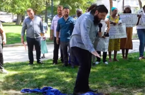 Ο Μάνος Βουλαρίνος σχολιάζει την υπόθεση της «Εκκλησίας των Εθνών» και του επικεφαλής της «πατέρα Χαράλαμπου»