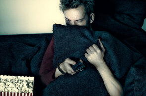 Άντρας βλέπει ταινία τρόμου