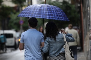 Καιρός σήμερα - Ζευγάρι με ομπρέλα 