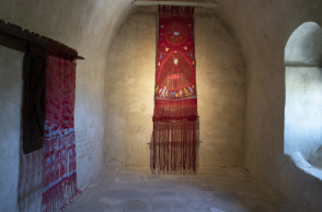 Έργο της Ιωάννας Τερλίδου στην έκθεση "Ταπισερί" στον Πύργο Μπαζαίου στη Νάξο