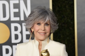 Η Jane Fonda κρατά το χρυσό αγαλματάκι των Όσκαρς