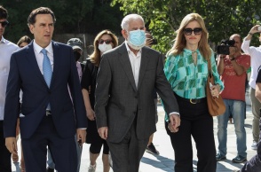 Ο Πέτρος Φιλιππίδης προσέρχεται φορώντας μάσκα μαζί με τους δικηγόρους του στο δικαστήριο