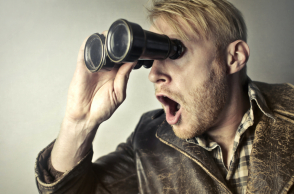 Άντρας σοκαρισμένος, κοιτάει μέσα από κυάλια