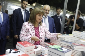 Η Κατερίνα Σακελλαροπούλου κοιτά βιβλία σε περίπτερο της 50ης έκθεσης βιβλίου στο Ζάππειο