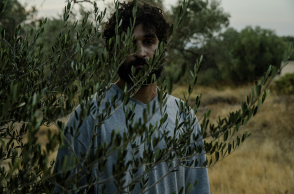 «Αντρέι: Ρέκβιεμ σε οκτώ σκηνές»: η νέα παράσταση ήχου της Δήμητρας Τρυπάνη έρχεται στην ΕΛΣ