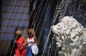 Πολίτες πίσω από τα νερά σιντριβανιού