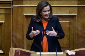 Η Ντόρα Μπακογιάννη στο βήμα της Βουλής