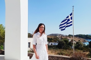 Η Ιωάννα Θεοφανίδου ποζάρει στο σχολείο με φόντο την ελληνική σημαία