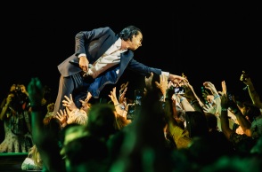 Η εξομολόγηση του Nick Cave για την απώλεια των δυο γιων του, τη στάση του απέναντι στον θάνατο και τη φροντίδα των fans στην περιοδεία του