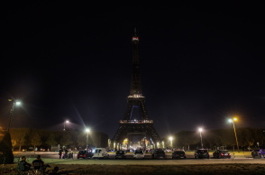 Ο Πύργος του Άιφελ βυθισμένος στο σκοτάδι