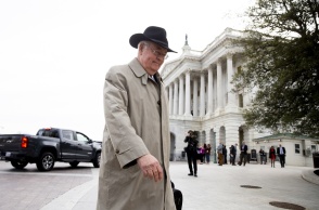 Ο Κένεθ Σταρ με το καπέλο του εισέρχεται στο Καπιτώλιο