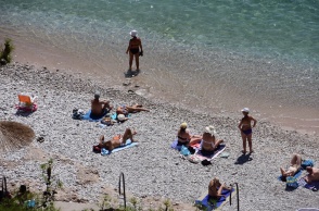 Πολίτες απολαμβάνουν το μπάνιο τους σε παραλία