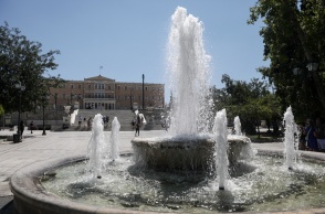 Ο καιρός σήμερα: Το σιντριβάνι της πλατείας Συντάγματος