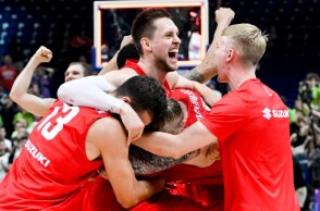 Οι παίκτες της Εθνικής Πολωνίας πανηγυρίζουν τη νίκη επί της Σλοβενίας