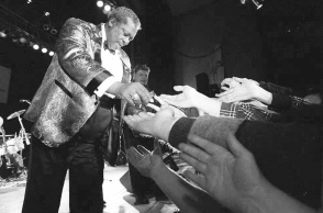 Σαν σήμερα τo 1925 γεννήθηκε ο B.B King, η μεγάλη μορφή των blues, που πήρε από νωρίς το προσωνύμιο “Beale Street Blues Boy”, το οποίο κόπηκε σε “Blues Boy”. Σ’ αυτό αναφέρονται και τα δύο “B” του ονόματός του.