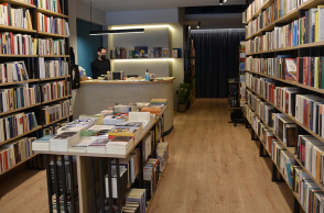 Fata Libelli: Ο Σπύρος Βαλτετσιώτης άνοιξε το πρώτο κομψό βιβλιοπωλείο του Πειραιά