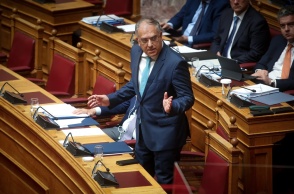 Ο υπουργός Προστασίας του Πολίτη, Τάκης Θεοδωρικάκος, στο βήμα της Βουλής