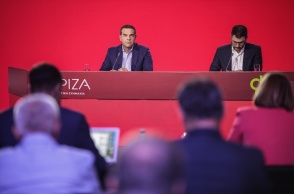 Ο Αλέξης Τσίπρας και ο Νάσος Ηλιόπουλος σε έδρανο για τη συνέντευξη Τύπου στη ΔΕΘ