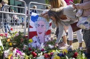 Ζωγραφιά με τη βασίλισσα Ελισάβετ ανάμεσα σε λουλούδια