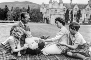 Η βασίλισσα Ελισάβετ και ο πρίγκιπας Φίλιππος με τα τρία μικρότερα παιδιά τους το 1970