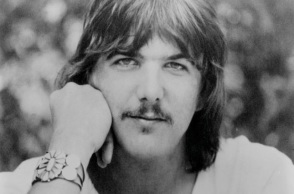 Gram Parsons: Η ζωή και το έργο του θρυλικού μουσικού της country rock