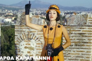 Η Μάρθα Καραγιάννη με φωτογραφική στα χέρια δίνει το σήμα για λήψη υψώνοντας το δεξί της χέρι