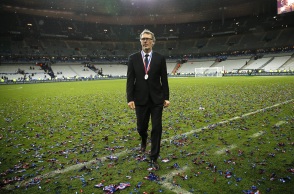 O Λοράν Μπλαν στον Ολυμπιακό; Όλα τα σενάρια για τον επόμενο προπονητή του πειραϊκού συλλόγου - Έντονη ονοματολογία μετά την ήττα από τον Άρη που κόστισε τη θέση του Κορμπεράν. 