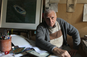 Ο ζωγράφος και ακαδημαικός Παναγιώτης Τέτσης στο εργαστήριο του στην Αθήνα