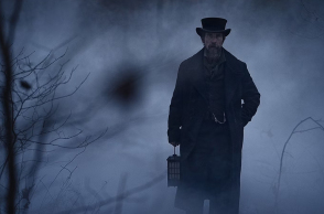 Ο Κρίστιαν Μπέιλ στον ρόλο του Ογκάστους Λάντορ στην ταινία «Βλέμμα από γαλάζιο»