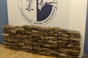 Η Ελληνική Αστυνομία κατέσχεσε 173 κιλά κοκαΐνης, αξίας 6 εκατ. δολαρίων – Τα ναρκωτικά έφτασαν στον Πειραιά από τη Νότια Αφρική μέσα σε ειδική κρύπτη. 