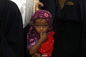 Κοριτσάκι με μαντήλα στην Υεμένη έχει το χεράκι του στο στόμα