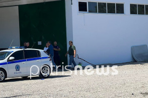 Περιπολικό της ΕΛ.ΑΣ. και αστυνομικοί στο σημείο όπου βρέθηκε νεκρός ο επιχειρηματίας