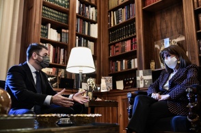 Η Πρόεδρος της Δημοκρατίας, Κατερίνα Σακελλαροπούλου, και ο Νίκος Ανδρουλάκης στο Προεδρικό Μέγαρο