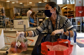 Γυναίκα με καλάθι αγορών σε σούπερ μάρκετ