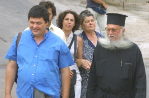 Σε ηλικία 93 ετών απεβίωσε ο ιερέας Τριαντάφυλλος Ξηρός, πατέρας των Χριστόδουλου και Σάββα που κρατούνται στις φυλακές για τη συμμετοχή τους στη 17Ν – Αρνήθηκαν να παραστούν στην κηδεία συνοδεία των ΕΚΑΜ τα αδέλφια. 