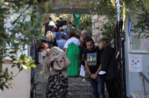 Άγιοι Ισίδωροι Λυκαβηττού πολίτες στην είσοδο του ναού