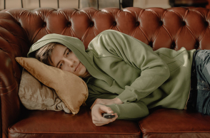 Άντρας στον καναπέ, βλέπει τηλεόραση