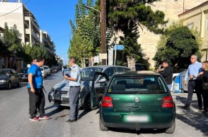 Καλαμάτα: Τρελή πορεία ηλικιωμένου οδηγού Ι.Χ: Τραυμάτισε οδηγό μηχανής, δύο μαθητές και έπεσε πάνω σε άλλο αυτοκίνητο.